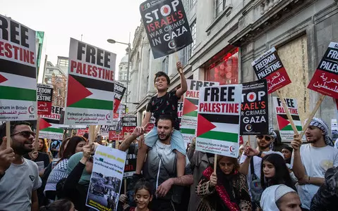 London: 2,000 people commemorated those killed by Hamas, and 5,000 demonstrated support for Palestin