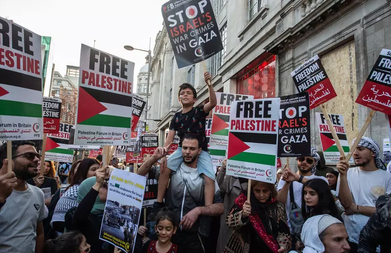 Londyn: 2 tys. osób uczciło zabitych przez Hamas, a 5 tys. demonstrowało poparcie dla Palestyny