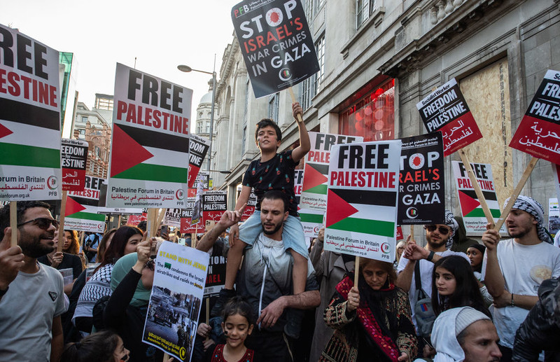 London: 2,000 people commemorated those killed by Hamas, and 5,000 demonstrated support for Palestin