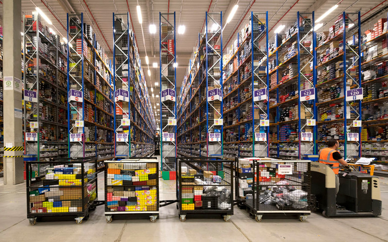 Amazon podwyższa stawki godzinowe wszystkim pracownikom w UK