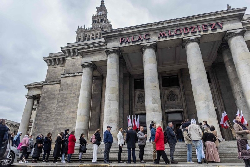 PKW: Spokojny przebieg wyborów, rekordowa frekwencja Polaków