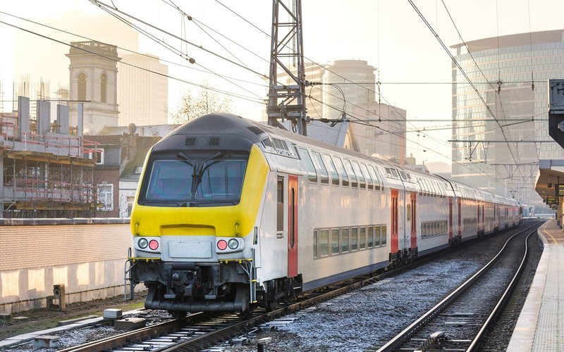 Pociąg z Brukseli do Strasburga z europosłami pomylił trasę i dojechał do Disneylandu