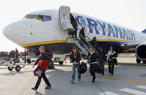 Koniec z drugim bagażem podręcznym w Ryanair? Przewoźnik ostrzega