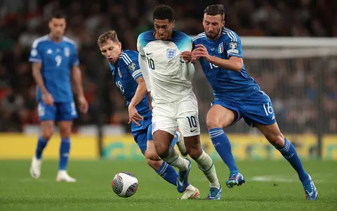 England advance after defeating the defending champions