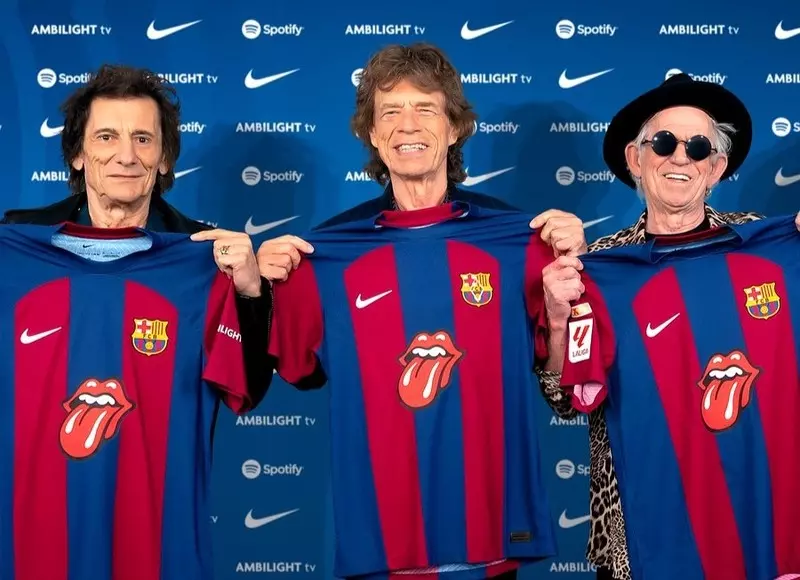 FC Barcelona w El Clasico w koszulkach z logo zespołu The Rolling Stones