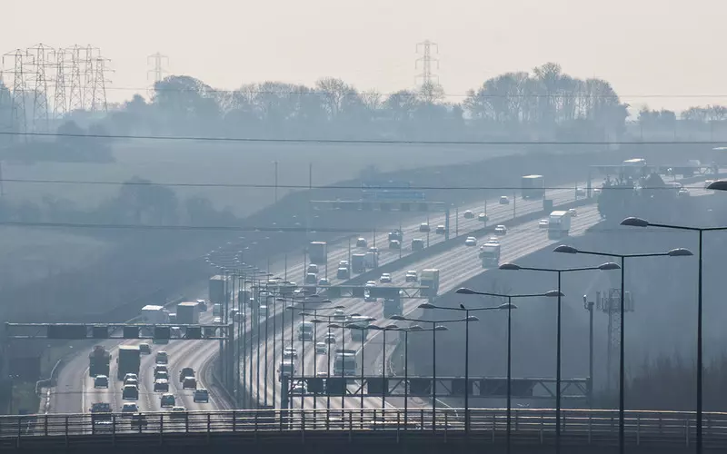 Zainstalowanie pochłaniaczy spalin przy brytyjskich drogach "mogłoby pomóc oczyścić powietrze"