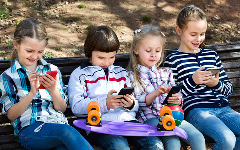 Nearly half of primary schoolchildren have a mobile