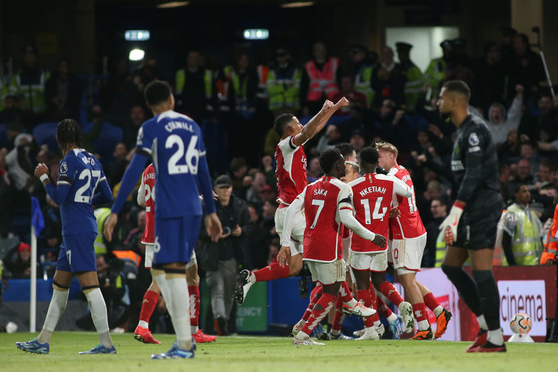 Arsenal odrobił straty w derbach z Chelsea, City nowym liderem
