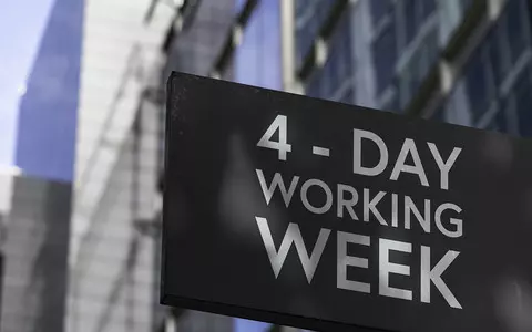 Ministers warn English councils not to adopt four-day working weeks