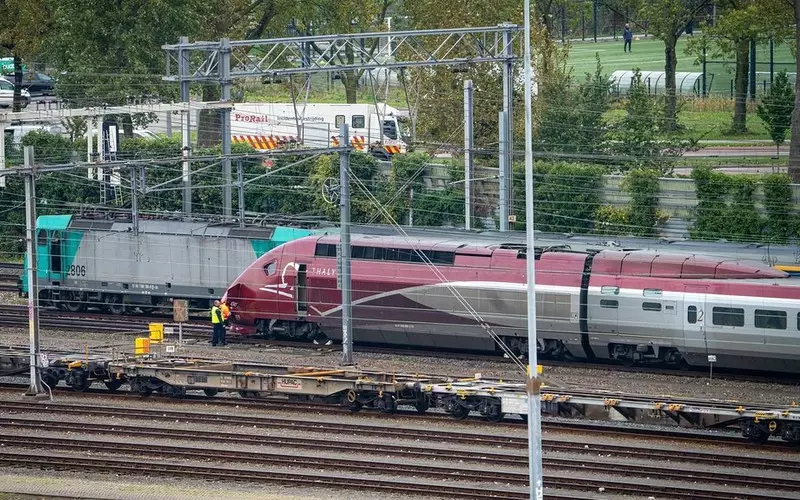 Przewody napowietrznej sieci trakcyjnej spadły na pociąg Eurostar. Ewakuowano 260 pasażerów