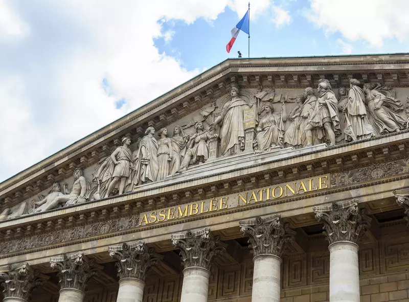 Francja: Prezydent Macron inicjuje proces wpisania do konstytucji prawa do aborcji