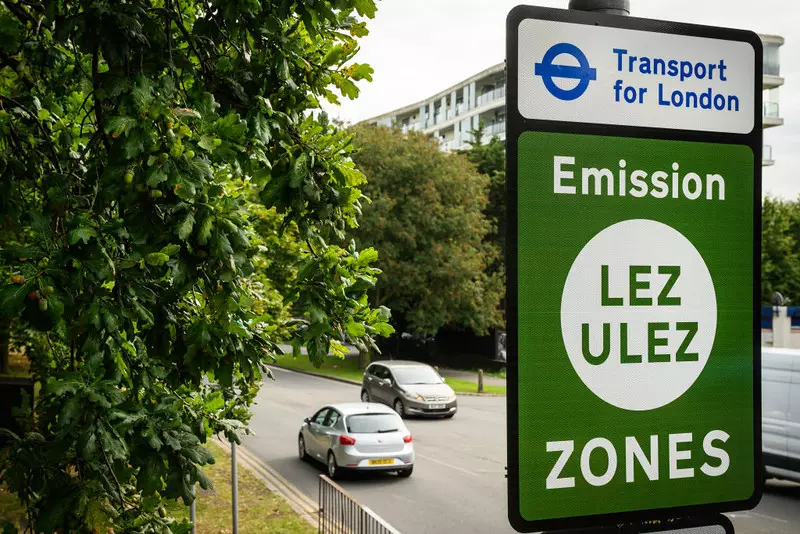 Londyn: Po ekspansji ULEZ liczba zanieczyszczających powietrze aut spadła o niemal połowę
