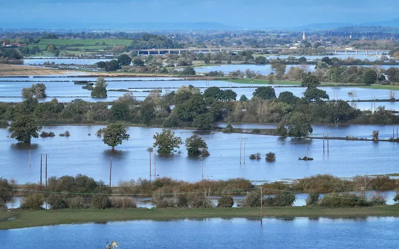 Sztorm Ciaran zmierza do UK. Powodzie w Irlandii Płn., alerty powodziowe w Anglii i Walii