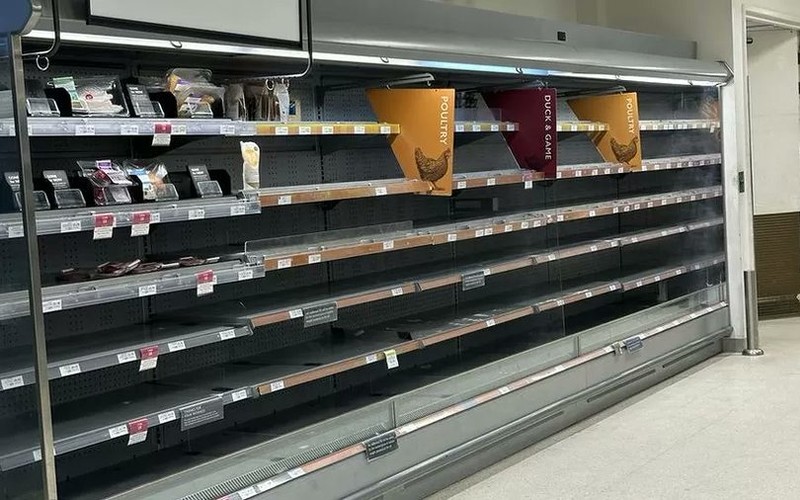 Panic buying breaks out at supermarkets as Storm Ciarán is made ‘code red’