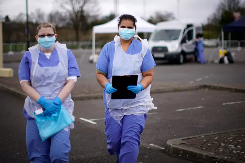 Anglia: Pracownicy sektora ochrony zdrowia wywalczyli premię covidową