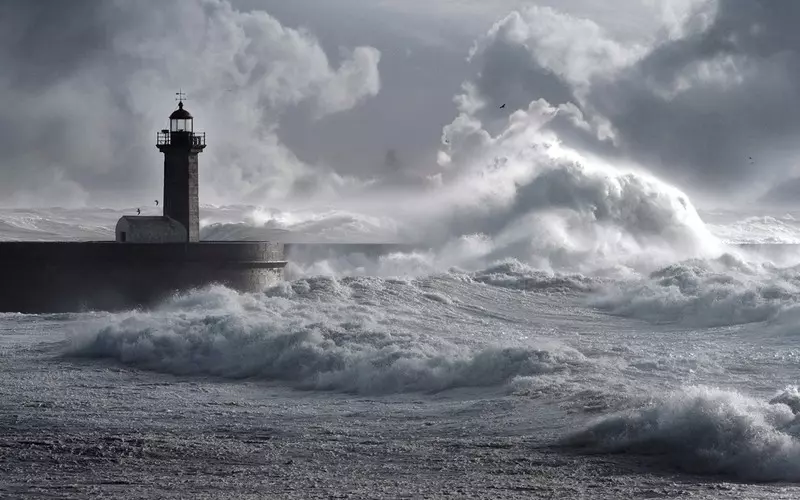 Władze Portugalii testują systemy ostrzegania przed tsunami. Naukowcy wieszczą katastrofę