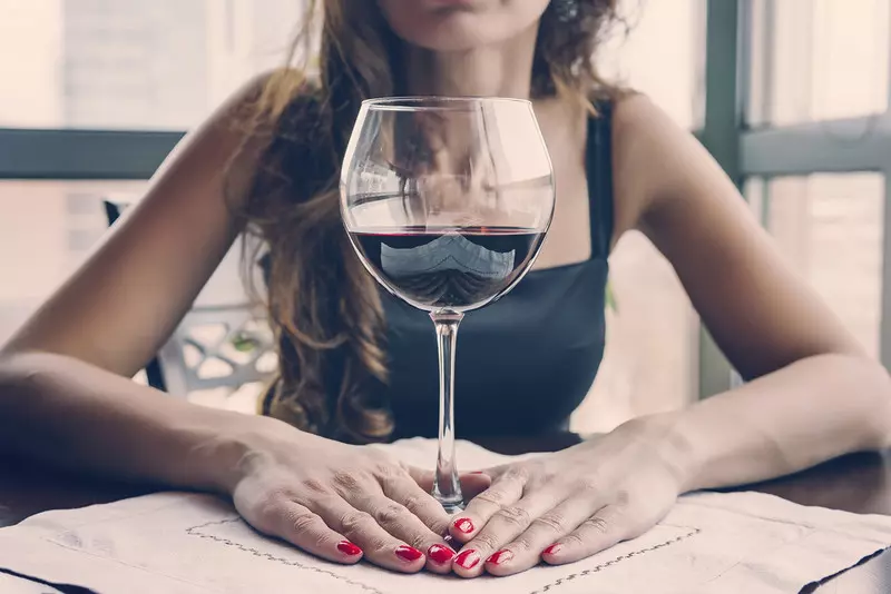 Raport: Brytyjki na szczycie listy kobiet sięgających po alkohol najczęściej na świecie