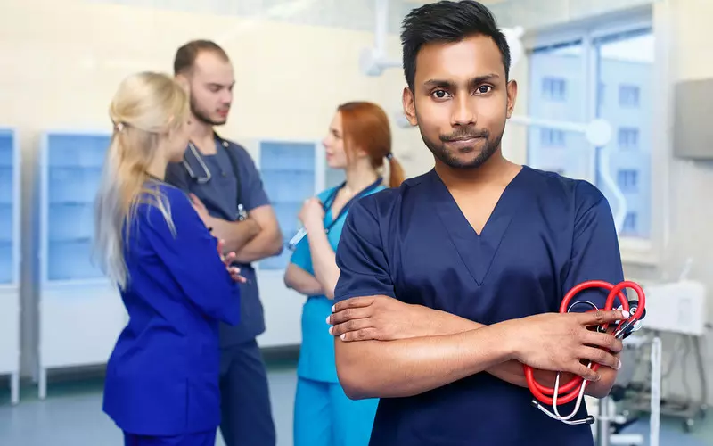 Większość zagranicznych lekarzy w NHS ofiarami rasizmu ze strony pacjentów