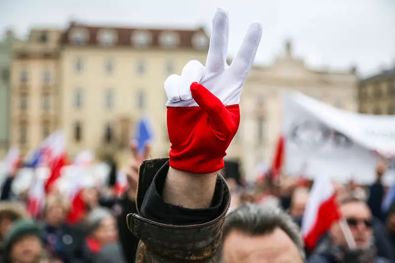 Sondaż: Polacy chcą od nowej władzy przywrócenia praworządności