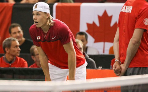 Puchar Davisa: Kanadyjczyk zdyskwalifikowany, Brytyjczycy w ćwierćfinale