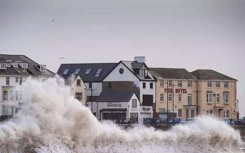 Warnings as Storm Debi approaches Ireland and Great Britain