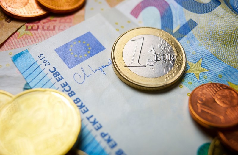 Sondaż: Według ponad połowy respondentów nowy rząd nie powinien się spieszyć z euro