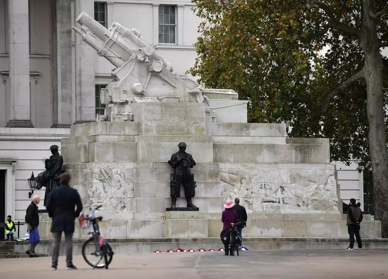 Londyn: Propalestyńscy demonstranci wspinają się na pomnik wojenny. Brytyjczycy oburzeni