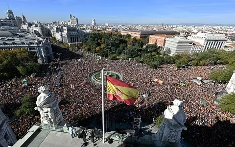 Anti-government rallies in Madrid and Barcelona. In the capital, the police used force again