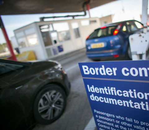 How many illegal immigrants are in the UK?