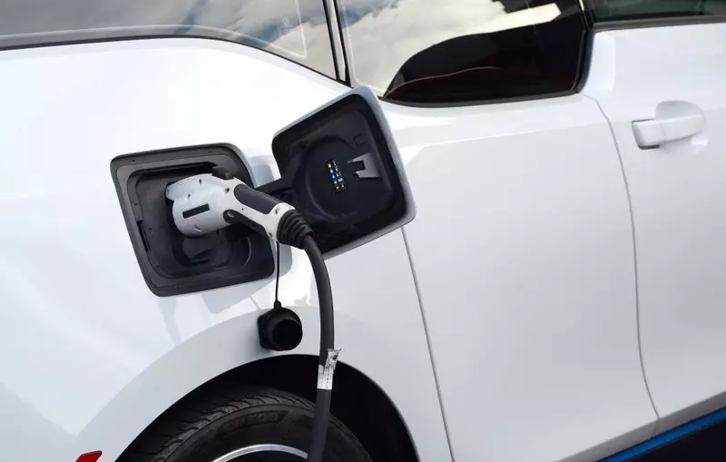 W 2023 r. po raz pierwszy w UE  zarejestrowano więcej samochodów elektrycznych niż diesli