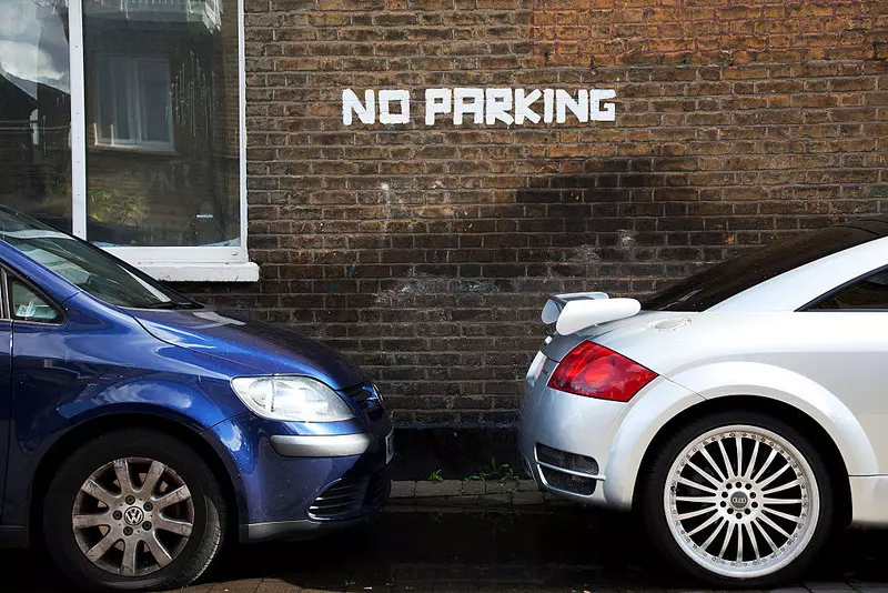 Prawie połowa mieszkańców w UK ma problemy z parkowaniem samochodów przez sąsiadów