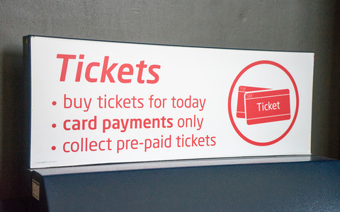 Co piąty pasażer kupuje w automacie zły bilet kolejowy i przepłaca