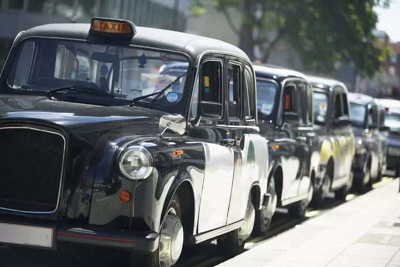 Uber otwiera się na kierowców czarnych taksówek