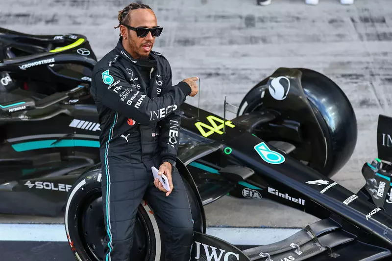 Lewis Hamilton: "I don't know who is failing more - me or the car"
