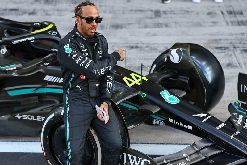 Lewis Hamilton: "I don't know who is failing more - me or the car"