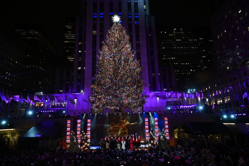 50 thousand lights were lit on the Christmas tree in New York's Rockefeller Center