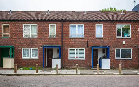 Londyn: Sadiq Khan wzywa rząd do zajęcia się problemem zagrzybiałych mieszkań 
