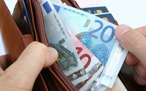 Płace minimalne w UE: Od 235 euro do 2 tys. euro
