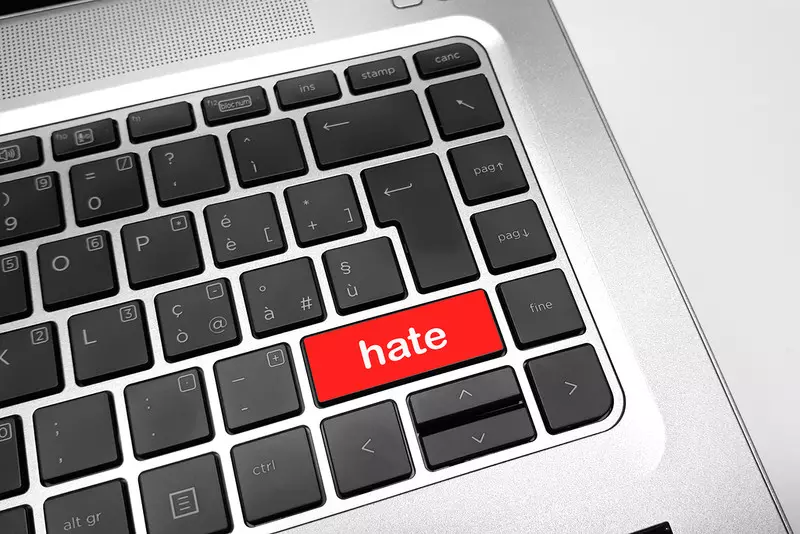 Raport: Kobiety są głównym celem nienawiści w internecie