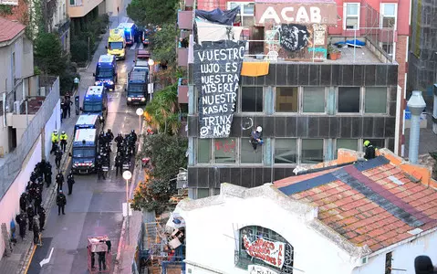 Spain: Police battle with squatters occupying two buildings in Barcelona