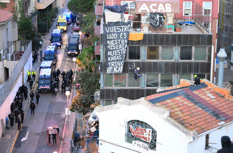 Barcelona: Policja pobiła się z dzikimi lokatorami zajmującymi dwa budynki w Barcelonie