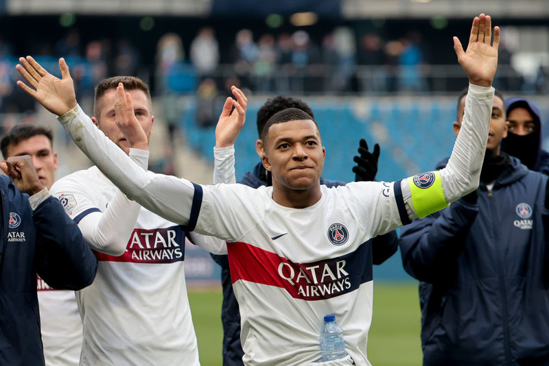 Paris Sanit-Germain escapes rivals