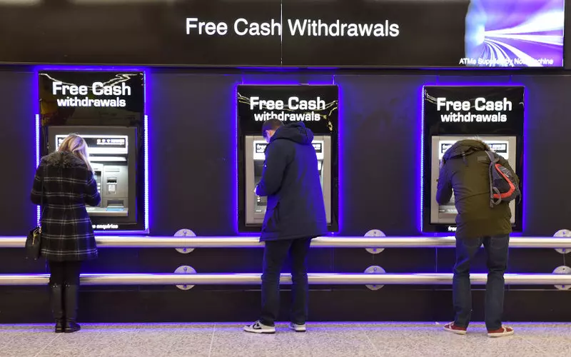 Dziesiątki tysięcy darmowych bankomatów w UK może zniknąć w ciągu kolejnej dekady