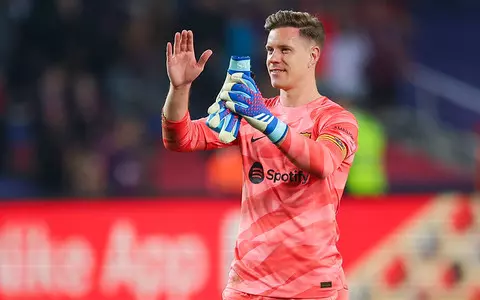 Doctors have given Barcelona goalkeeper ter Stegen a choice