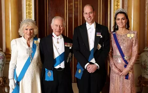 Royal couples pose for 'show of unity' picture