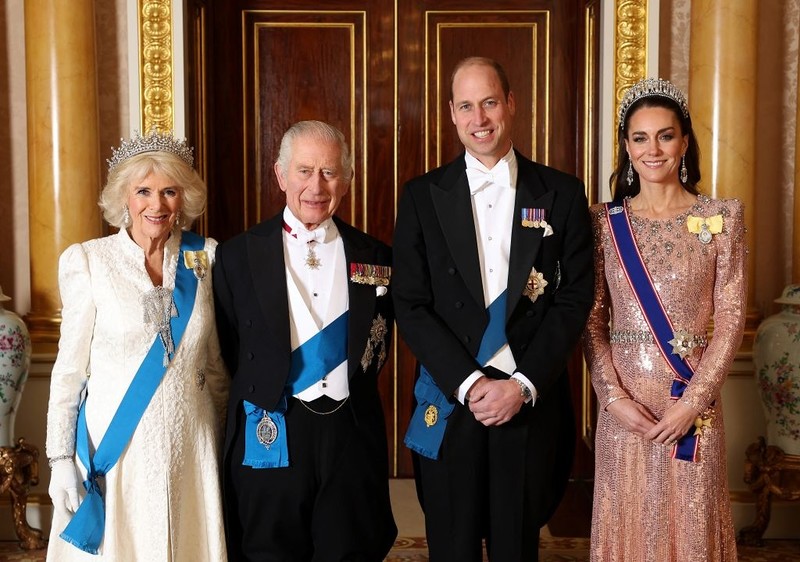 Royal couples pose for 'show of unity' picture