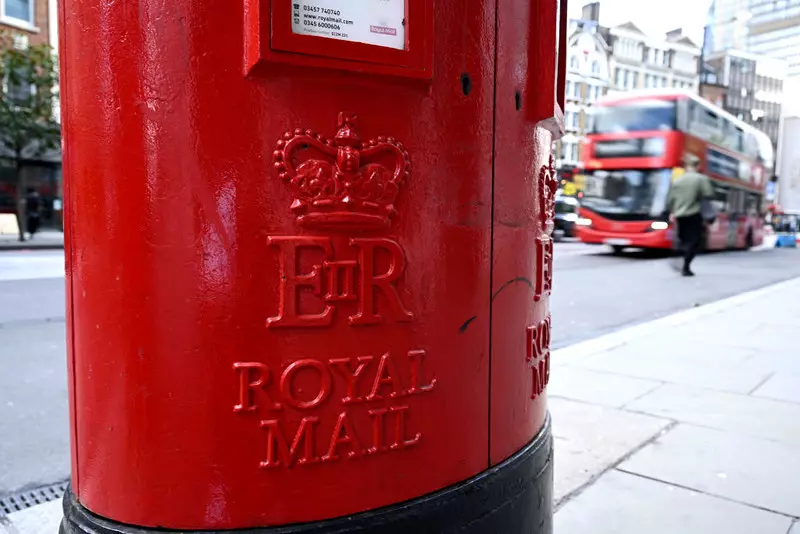 "Śpiewająca" skrzynka pocztowa na Oxford Street wprowadza Londyńczyków w świąteczny nastrój 