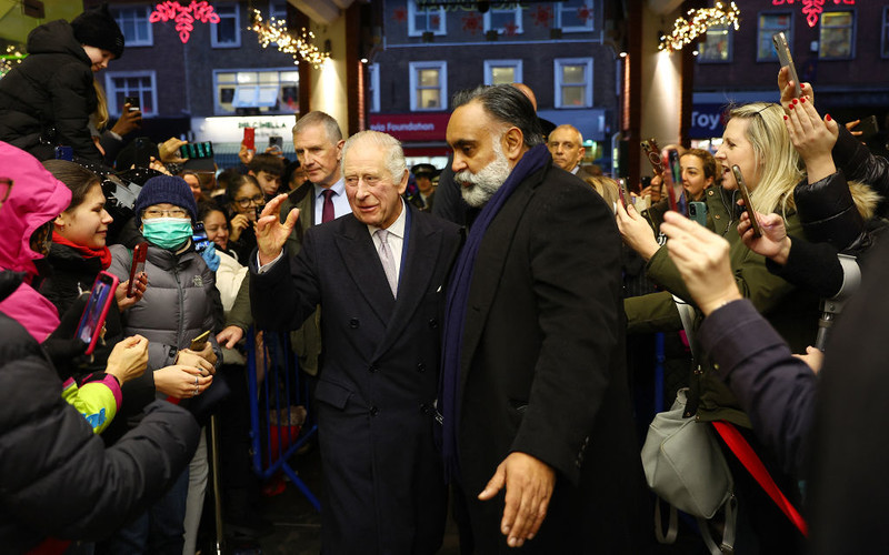 The King visits Ealing. He listened to Polish Christmas carols and heard from Santa Claus that he wa