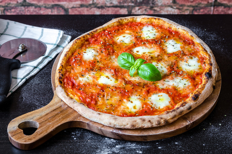 Włoscy producenci żywności alarmują: "Pizze grozy" serwowane są w lokalach na świecie