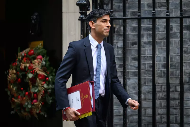 Media w UK: Walczący o przetrwanie premier Sunak prosi o wsparcie lidera opozycji